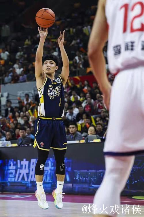 CBA-徐杰17+9萨林杰17+10 广东97-94力克广州